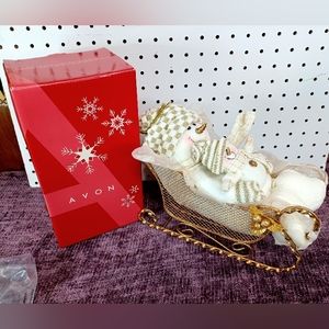 ● Ivory & Gold Sleigh With Snowman